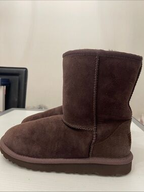 UGG WINTER CLASSIC SHORT II BOOTS BOYS-GIRLS SIZE 4